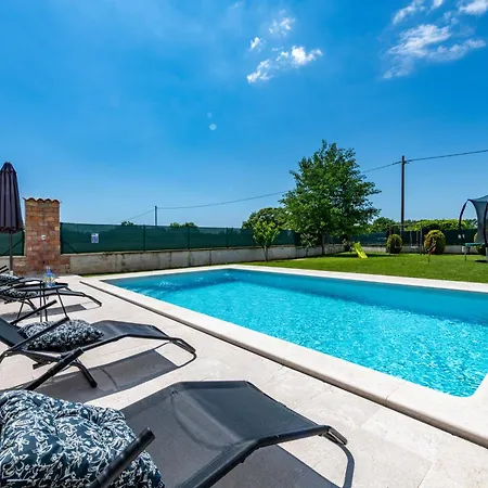 Mia, Your Warm And Sunny Family Getaway Holiday home *