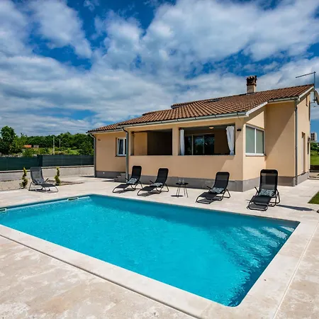 Mia, Your Warm And Sunny Family Getaway Cere
