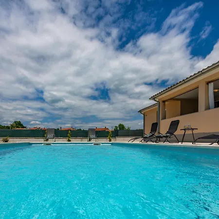 Mia, Your Warm And Sunny Family Getaway Cere