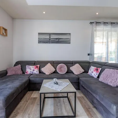 Mia, Your Warm And Sunny Family Getaway Holiday home *